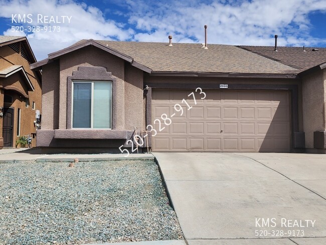 property at 2035 E Calle Sierra Del Manantial