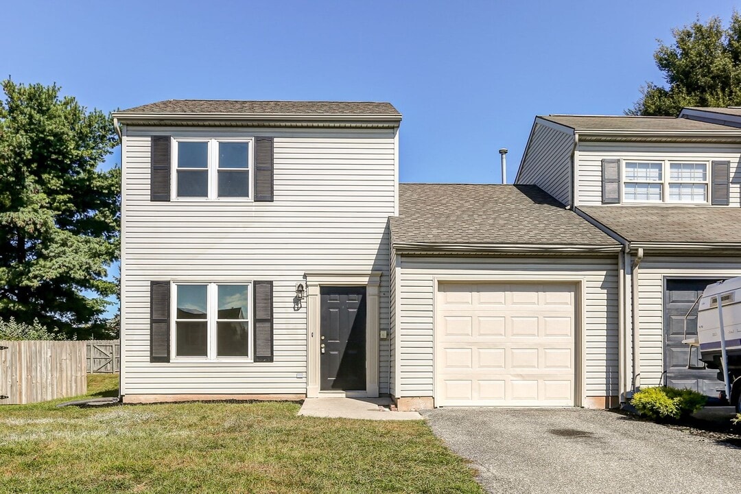 3040 Solar Dr in Dover, PA - Building Photo