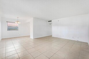 541 Saxony Dr in Delray Beach, FL - Building Photo