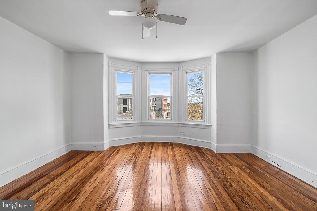 5930 Ridge Ave in Philadelphia, PA - Foto de edificio