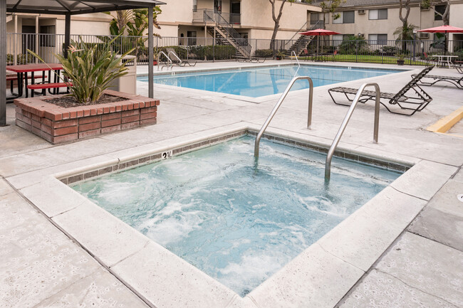 Monterra Apartment Homes in Anaheim, CA - Foto de edificio - Building Photo