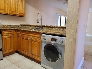 1542 Lake Crystal Dr in West Palm Beach, FL - Building Photo - Building Photo