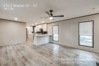 475 E Robins St in Conway, AR - Foto de edificio - Building Photo