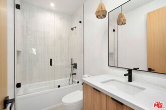 5662 Winnetka Ave in Los Angeles, CA - Building Photo - Building Photo