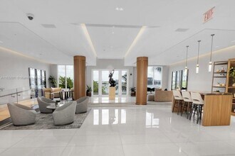 888 Brickell Key Dr in Miami, FL - Building Photo - Building Photo