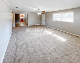 7671 Vale Dr, Unit 202 in Jacksonville, FL - Building Photo - Building Photo