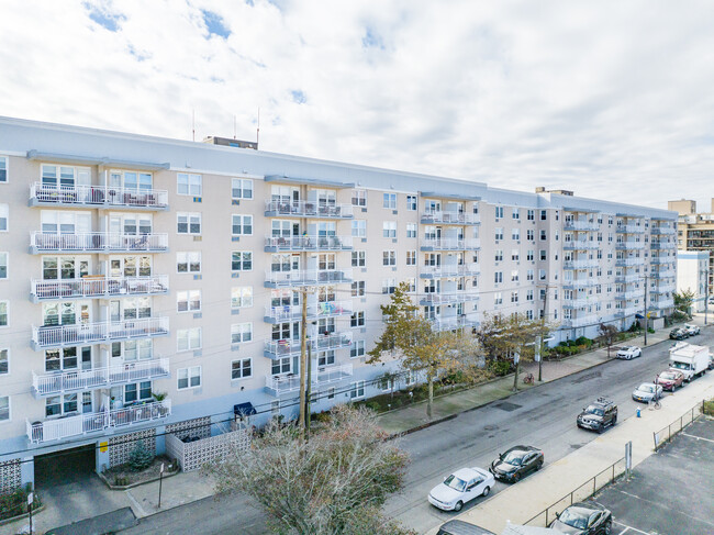 Parker Deauville in Long Beach, NY - Building Photo - Building Photo