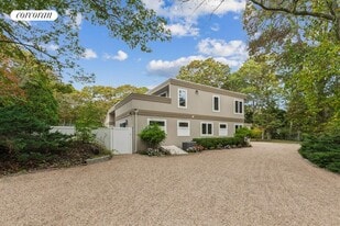 14 Woodland Ln in Quogue, NY - Building Photo