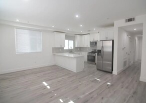 7129 S La Cienega Blvd in Los Angeles, CA - Building Photo