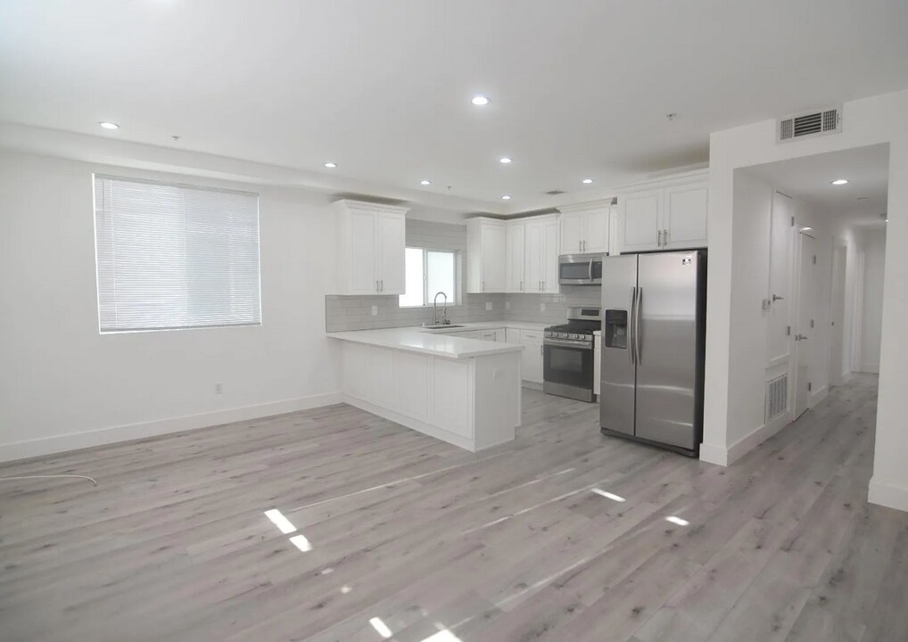 7129 S La Cienega Blvd in Los Angeles, CA - Building Photo