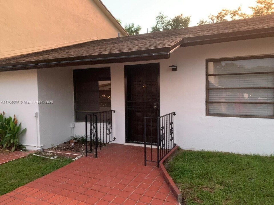 2465 SW 11th St in Miami, FL - Building Photo