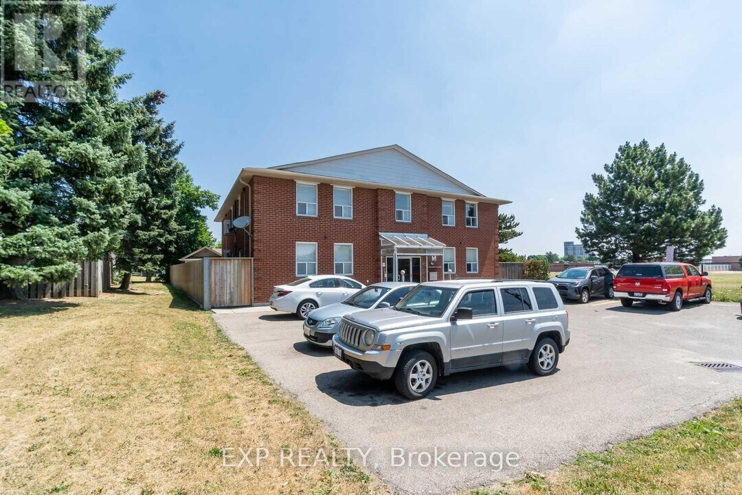 80 Kennedy Rd N in Brampton, ON - Building Photo