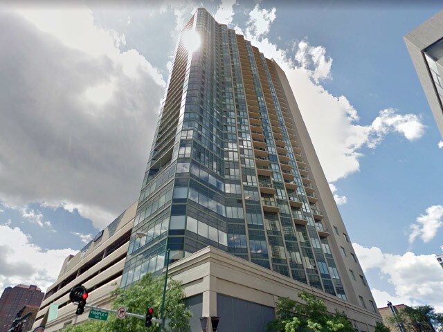 111 W Maple St in Chicago, IL - Building Photo