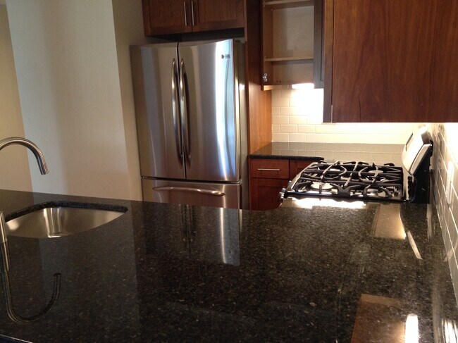 321 Hammond Pond Pky, Unit 301 in Chestnut Hill, MA - Building Photo - Building Photo