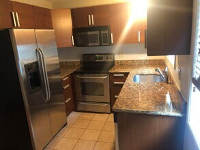 908 SW Gaines St, Unit 9 in Portland, OR - Foto de edificio - Building Photo