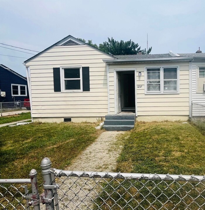 1237 N Michigan Ave in Atlantic City, NJ - Building Photo