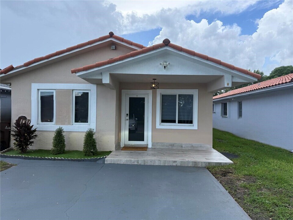 6598 W 22nd Ct in Hialeah, FL - Building Photo