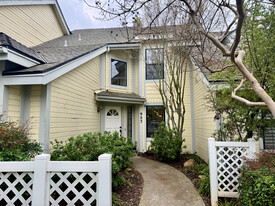 983 E Foxhill Dr in Fresno, CA - Building Photo