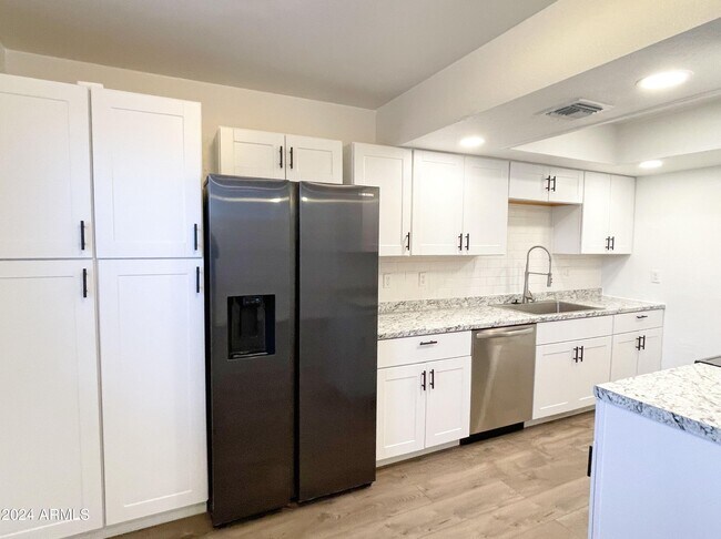 2061 S Apache Dr-Unit -4 in Apache Junction, AZ - Foto de edificio - Building Photo