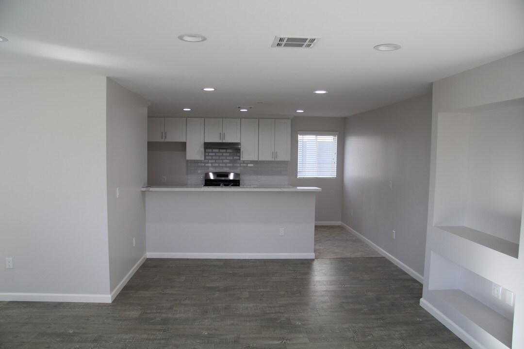7359 Kester Ave in Van Nuys, CA - Building Photo