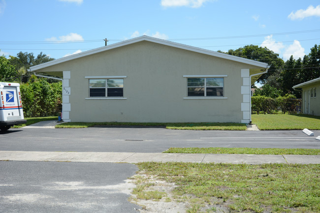 6122-6138 Cleveland St in Hollywood, FL - Foto de edificio - Building Photo