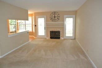 129 Barton Cir in Schaumburg, IL - Building Photo - Building Photo
