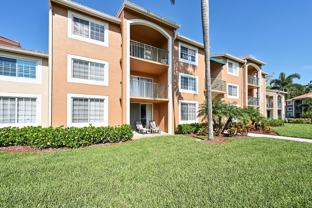 1265 Wildwood Lakes Blvd in Naples, FL - Building Photo