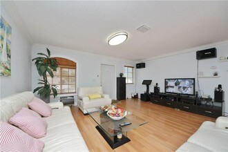 7347 NW 173rd Dr, Unit 101 in Hialeah, FL - Foto de edificio - Building Photo