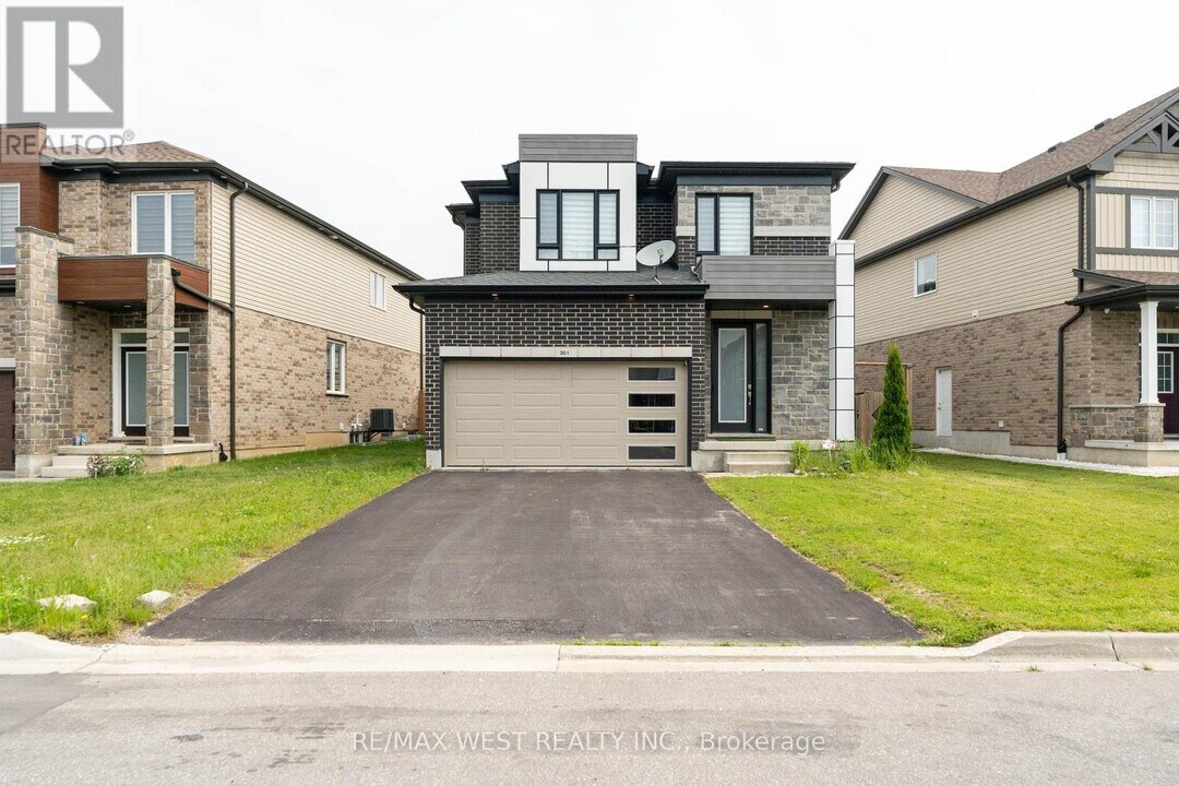 301 Freure Dr in Cambridge, ON - Building Photo