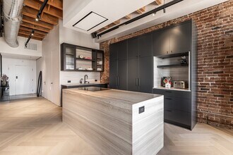 215 Boul. Saint-Laurent in Montréal, QC - Building Photo - Building Photo