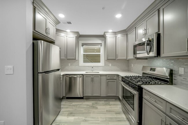 146 N 15th St in East Orange, NJ - Building Photo - Building Photo