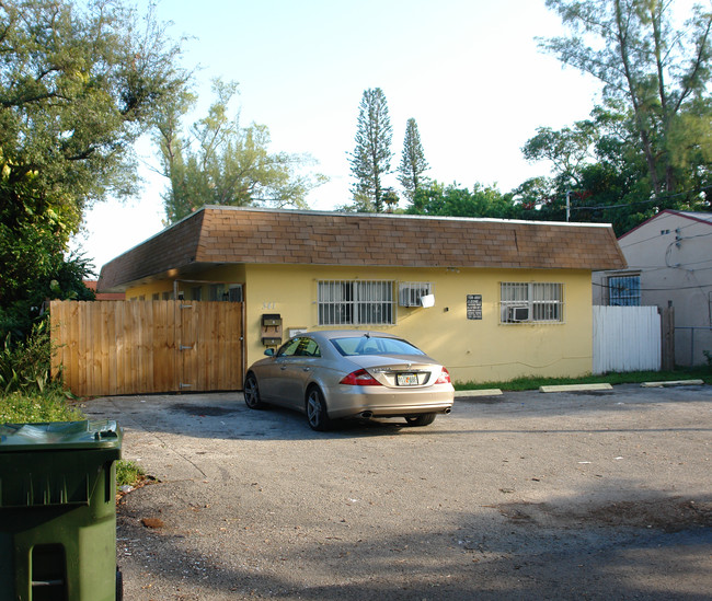 341 NE 77th St in Miami, FL - Foto de edificio - Building Photo