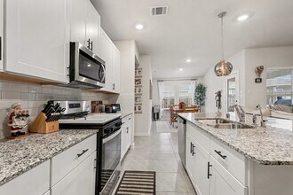 12014 Silver Moon Ln in Mont Belvieu, TX - Foto de edificio - Building Photo