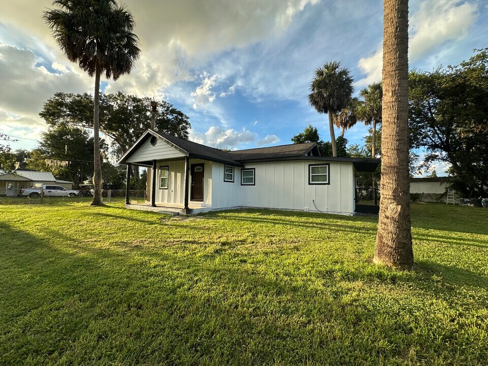 2245 Valley Dr in Apopka, FL - Building Photo