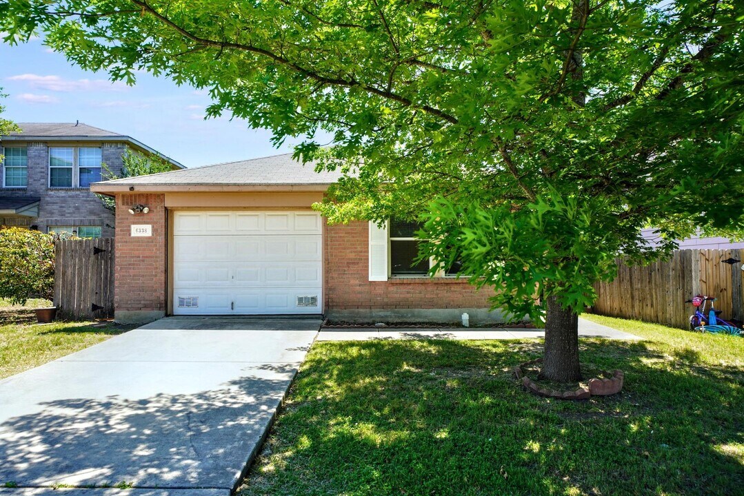 6338 Fence Crossing in San Antonio, TX - Building Photo