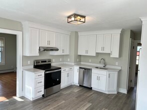 2 East St, Unit 1 in Hadley, MA - Foto de edificio - Building Photo