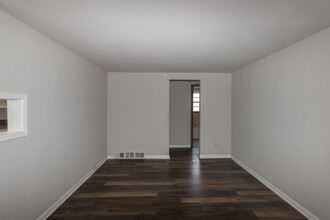 1403 Lowe St in Columbia, MO - Foto de edificio - Building Photo