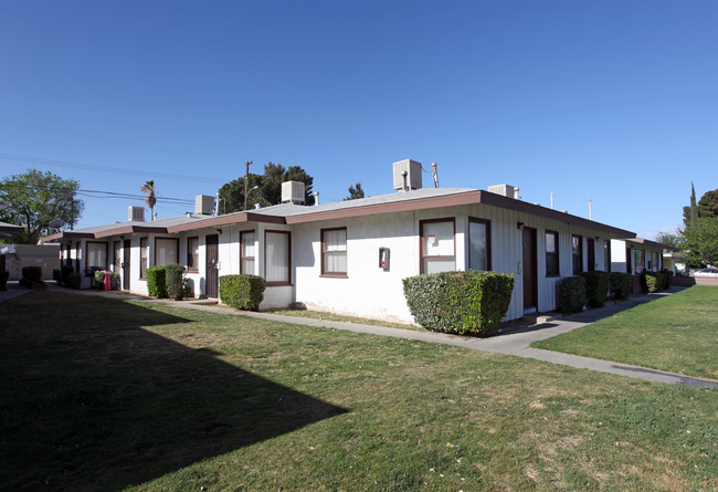 438-472 E Lancaster Blvd in Lancaster, CA - Building Photo - Building Photo