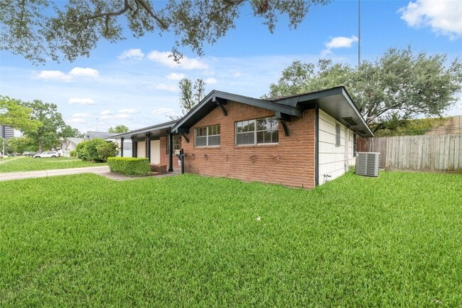 7615 Barberton Dr in Houston, TX - Building Photo - Building Photo