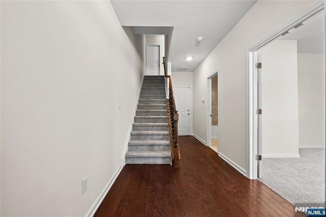 9 Landmark Ln, Unit 1003 in Fair Lawn, NJ - Foto de edificio - Building Photo