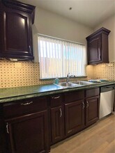 Holt Luxury Investments LLC in Los Angeles, CA - Foto de edificio - Interior Photo