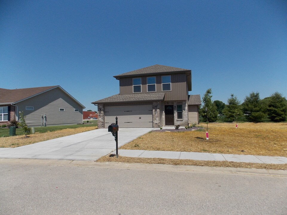 208 Olyvia Street in Saint Jacob, IL - Building Photo