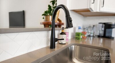 2635 W Trade St in Charlotte, NC - Building Photo - Building Photo