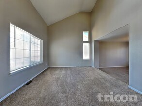 5924 S Ukraine St in Aurora, CO - Foto de edificio - Building Photo