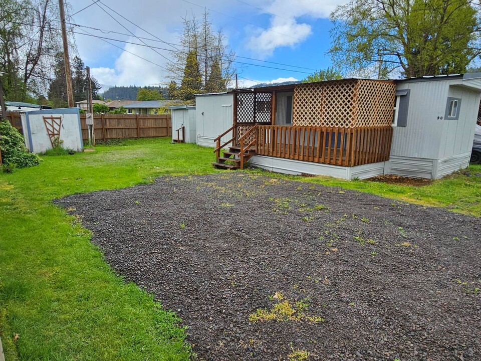 76332 Rainbow Rd in Oakridge, OR - Foto de edificio