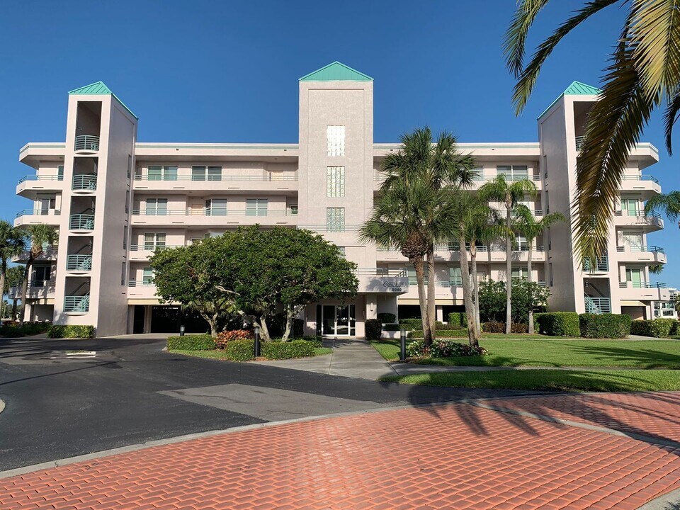 8040 Sailboat Key Blvd S in South Pasadena, FL - Building Photo