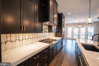 11719 Paysons Wy in Reston, VA - Foto de edificio - Building Photo
