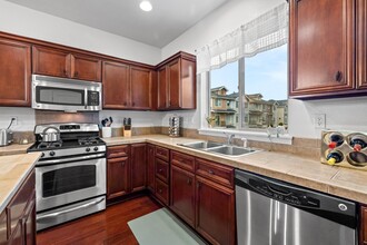 8462 NE Noelle Way in Beaverton, OR - Foto de edificio - Building Photo