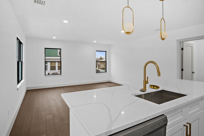 122 Cottage St, Unit 127 E cot- 4 in Boston, MA - Building Photo - Building Photo