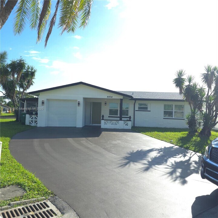 4404 NW 46th Way in Tamarac, FL - Building Photo